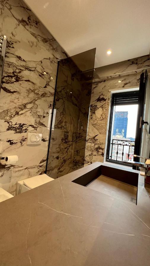 Zeus Tirana Suite Deluxe ภายนอก รูปภาพ